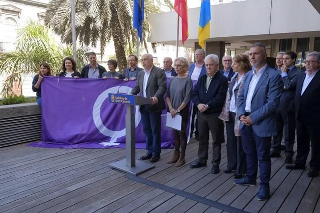 Las Palmas de Gran Canaria. 09/03/17.  El presidente del Cabildo, Antonio Morales, la consejera de Igualdad y Participación Ciudadana, María Nebot, y el consejero de Solidaridad Internacional, Carmelo Ramírez, presidieron hoy el Acto institucional por el Día de la Mujer e inauguraron la exposición “Lágrimas Negras”, un tapiz elaborado por 2.245 mujeres de 46 países que reclama el cumplimiento de los derechos de las mujeres en todo el mundo y que denuncia de forma explícita la trata de personas. Cabildo de Gran Canaria.