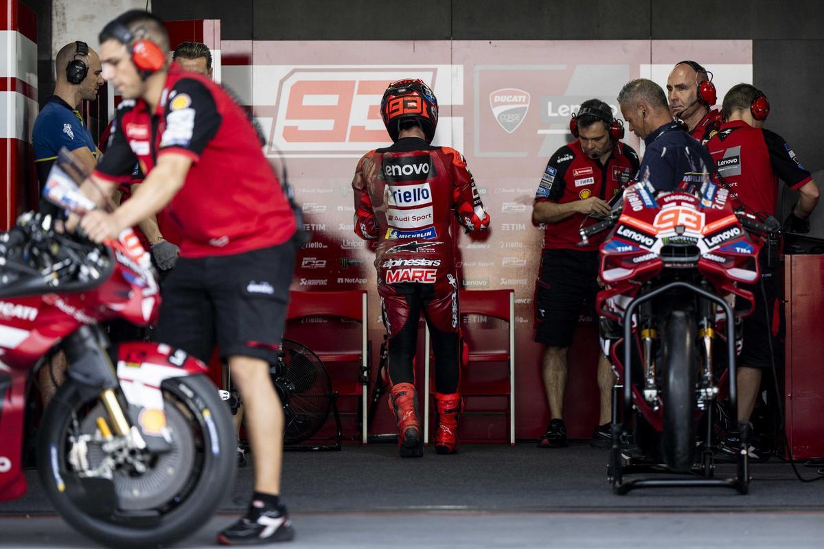 Marc Márquez, nueve veces campeón del mundo, se prepara en el boxe de Ducati de Buriram.