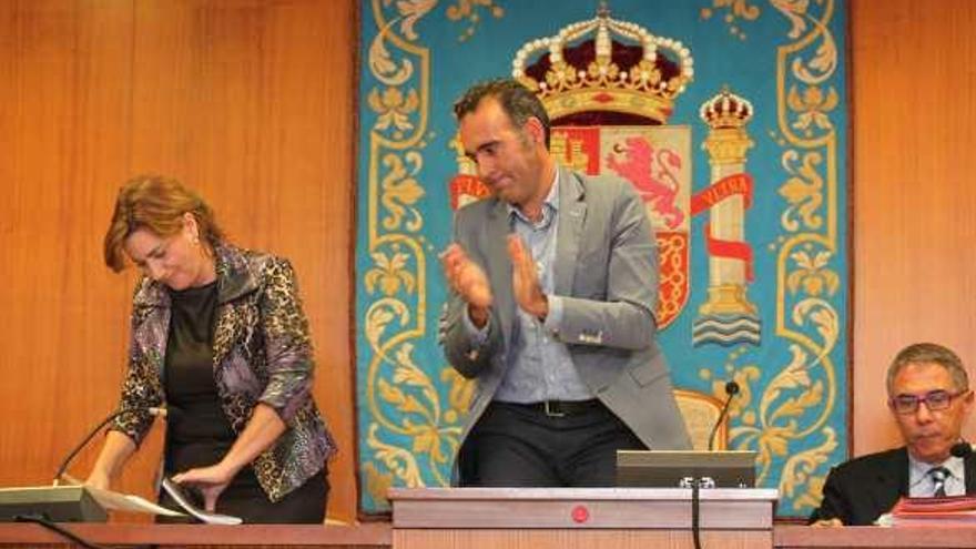 Rafael Serralta aplaude a Amparo Pina, que leyó la renuncia de la alcaldesa.