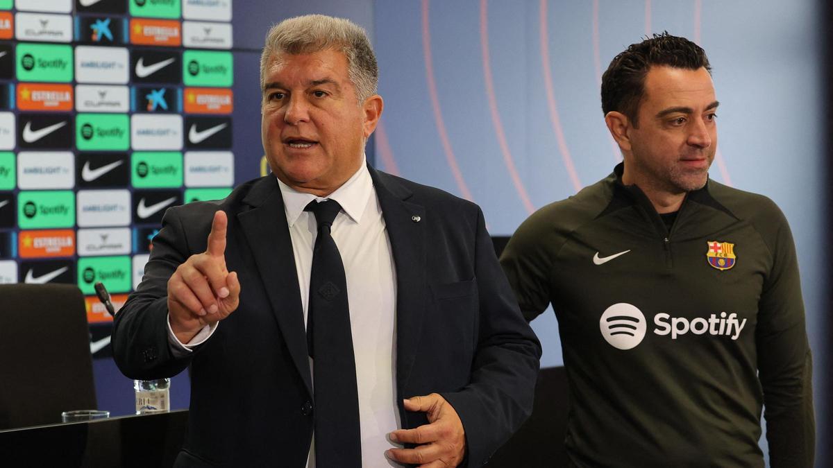 Joan Laporta y Xavi Hernández, en la sala de prensa de Sant Joan Despi.