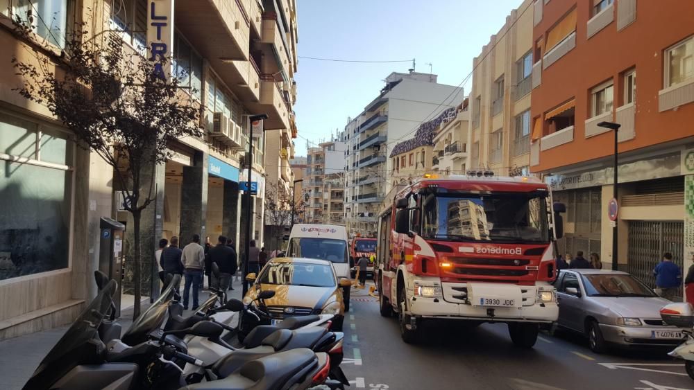 Cien vecinos desalojados por un incendio en una casa de Calp