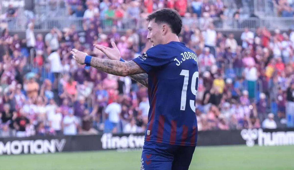 Jorquera celebrando un gol con el Eldense.