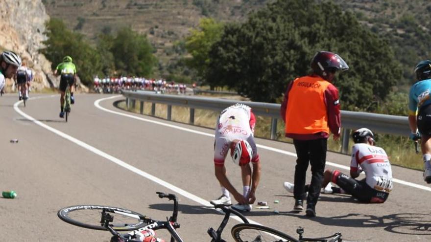 Imagen de algunos ciclistas tras la caída.