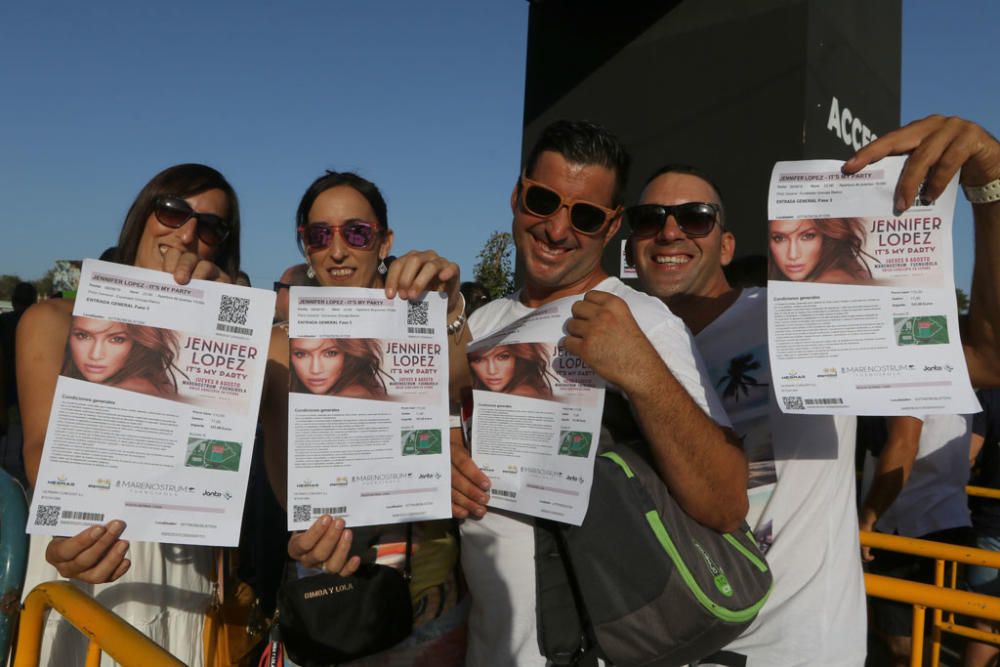 Gran expectación ante el único concierto de Jennifer Lopez en España. Se han formado largas colas hasta la apertura de las puertas del recinto del Marenostrum Castle Park, escenario del concierto.