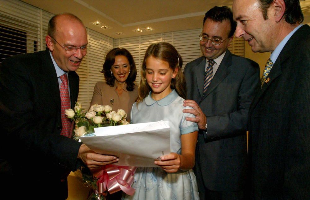 Félix y Vicente Fayos le entregan el acta a Laura María.