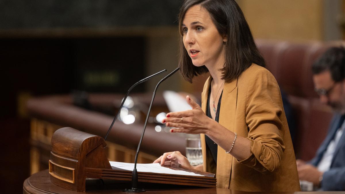 La secretaria general de Podemos, Ione Belarra, interviene durante una sesión extraordinaria en el Congreso de los Diputados, a 17 de julio de 2024, en Madrid (España).