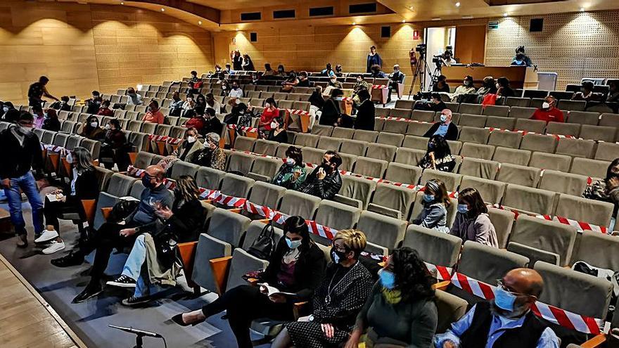 El patio de butacas del auditorio de Cangas, con aforo limitado por el COVID.