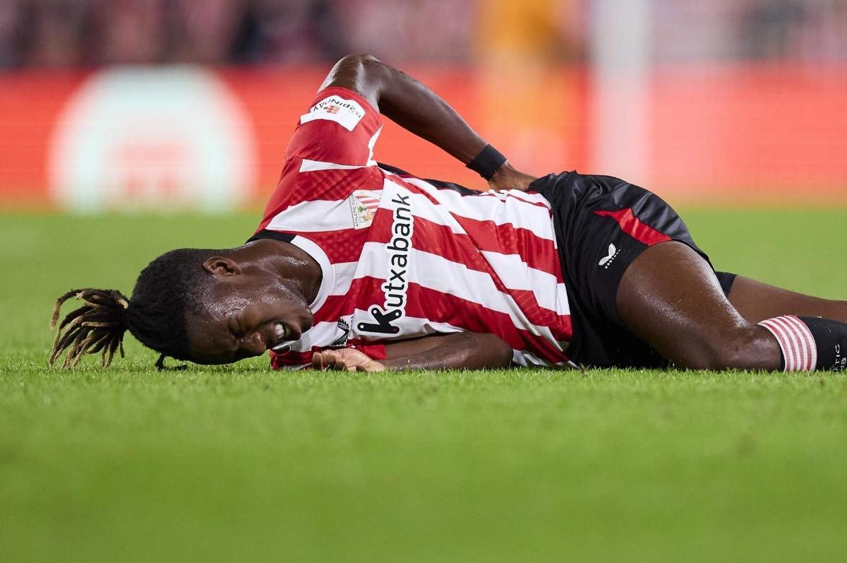 Nico Williams en el suelo lesionado durante un partido en San Mamés
