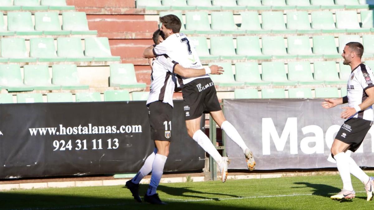 Higor Rocha y Nacho Goma celebran el primer gol del Mérida al filial del Cádiz.