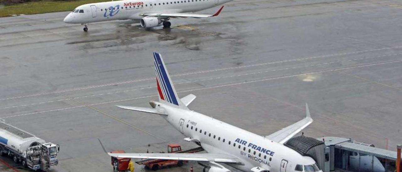 Un avión de Air Europa y otro de Air France sobre la pista del aeropuerto de Peinador. // Marta G. Brea