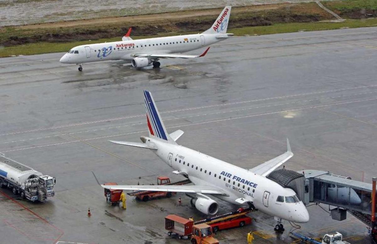 Un avión de Air Europa y otro de Air France sobre la pista del aeropuerto de Peinador. // Marta G. Brea