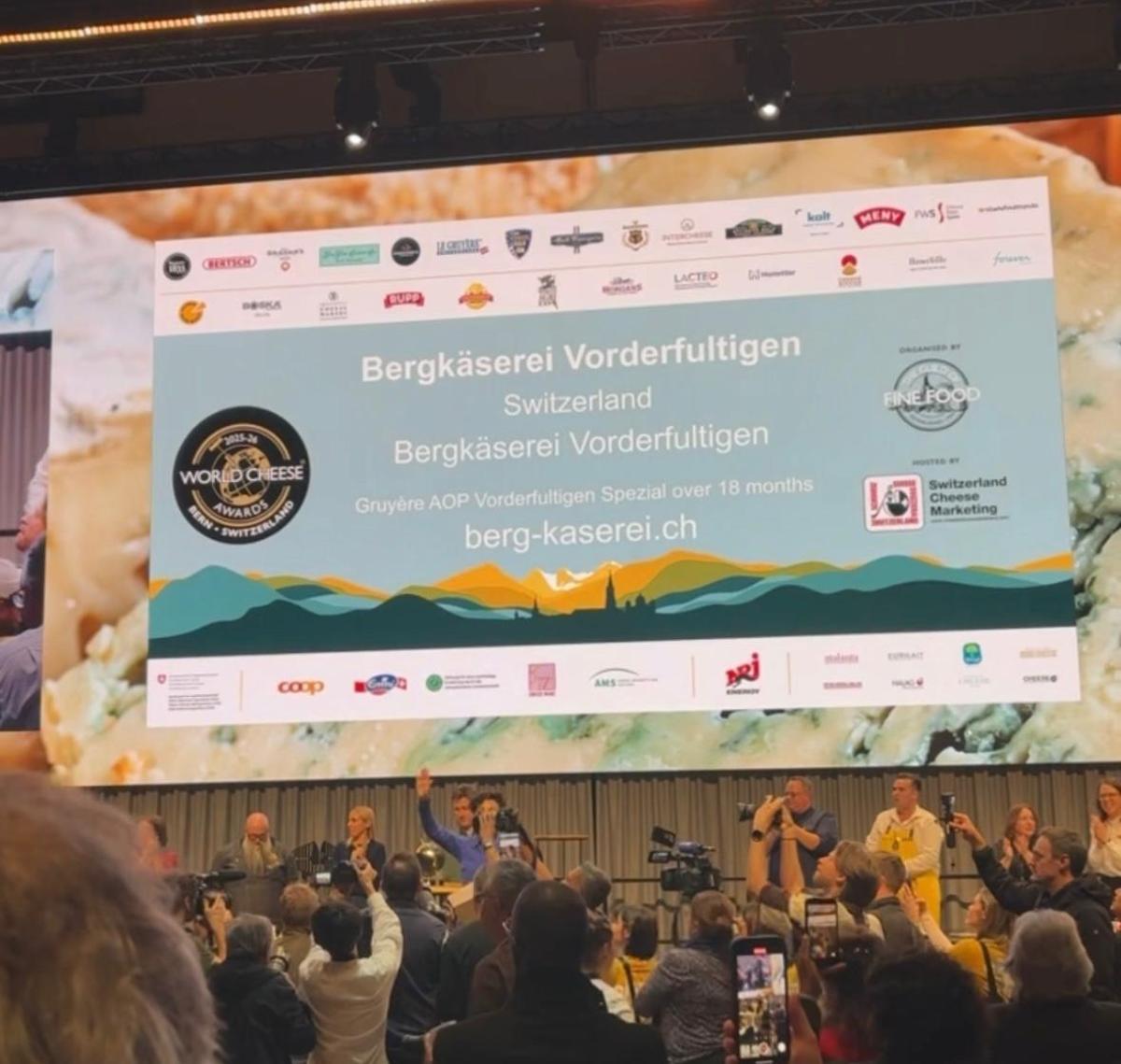 El ganador del concurso, en Berna, al recoger el jueves el premio.