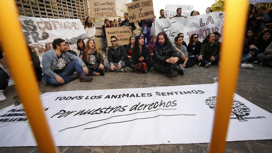 Asociaciones de antitaurinos se concentran a las puertas del teatro Castelar contra el diestro Fran Rivera