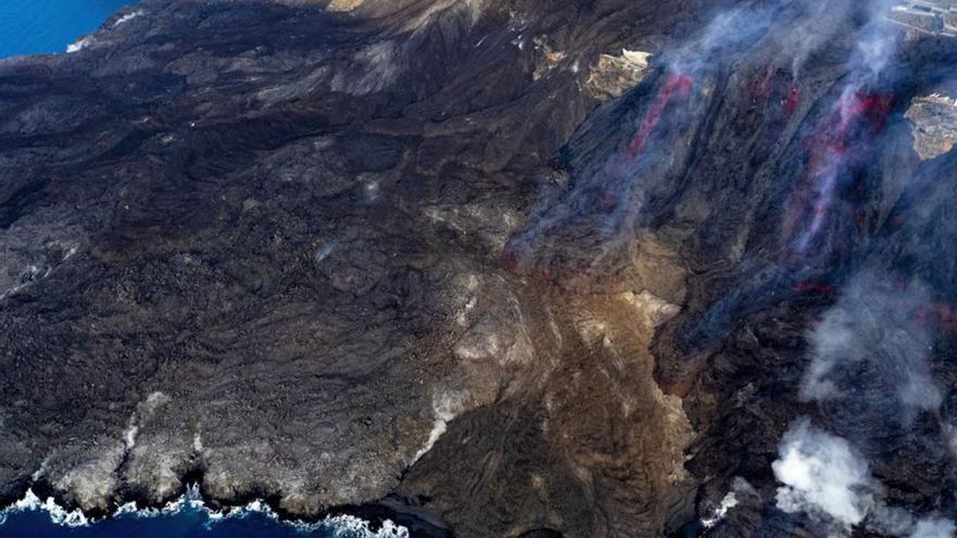 Imagen de la fajana creada por la lava que cae al mar. | // I LOVE THE WORLD