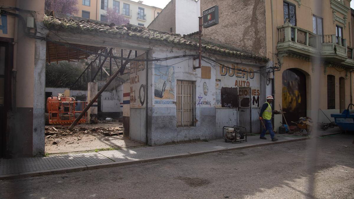 Edificio número 41 de la avenida de la Feria que será derribado.