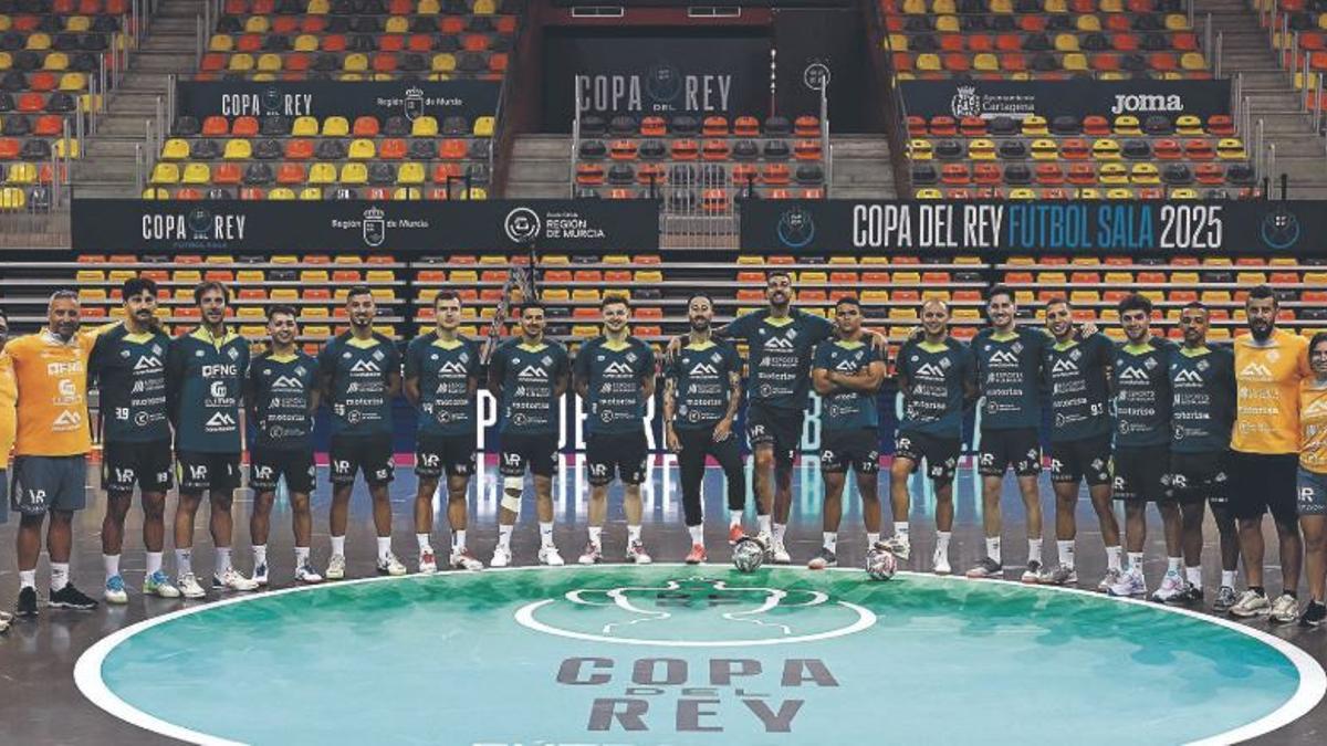 El Illes Balears Palma Futsal posa en el Palacio de los Deportes de Cartagena.