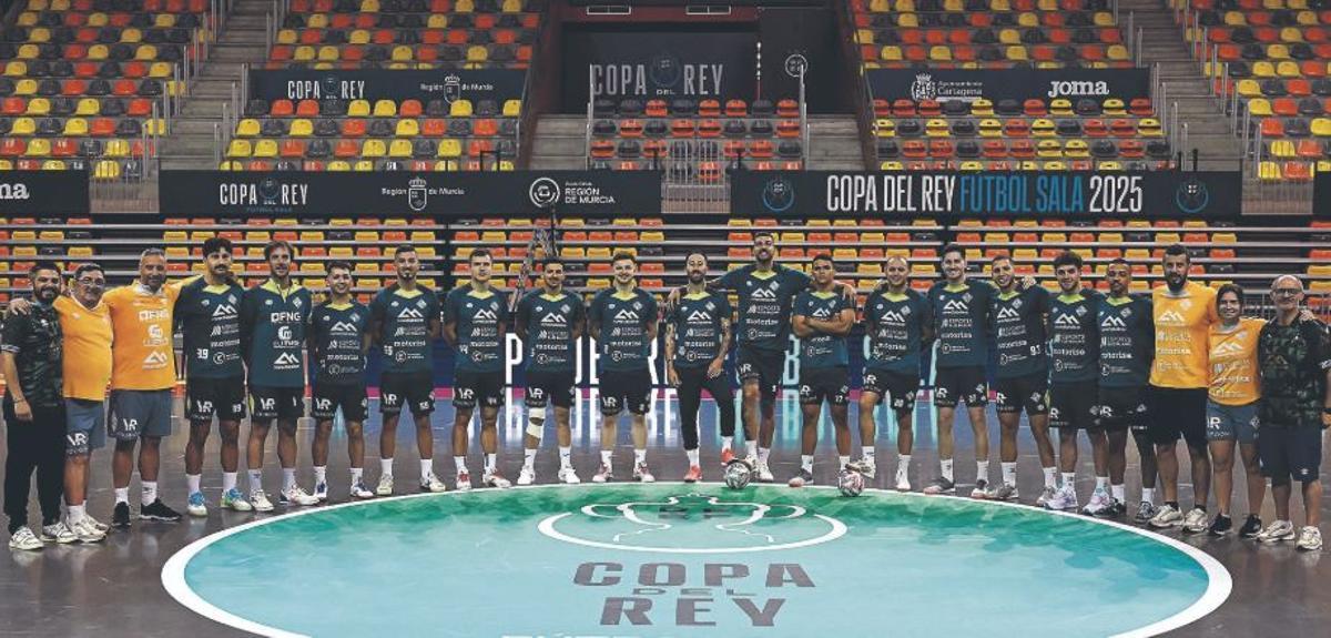 El Illes Balears Palma Futsal posa en el Palacio de los Deportes de Cartagena.