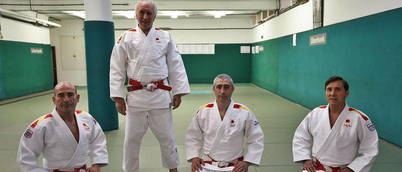 José Antonio Gandoy, de pie, junto a tres de sus compañeros en la escuela técnica: por la izquierda, Carlos de Cima, Vicente Jesús González y José Joaquín Suárez, en el gimnasio de la Hermandad Cajastur, en Oviedo. | Luisma Murias