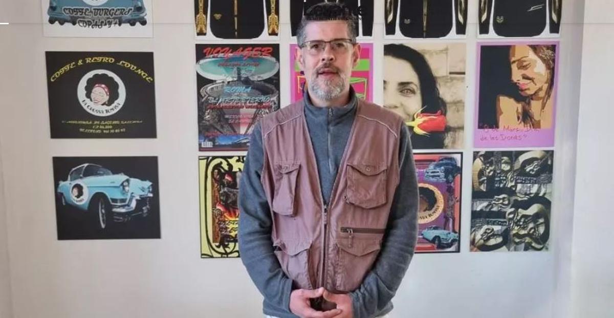 Manel Channel, con una de sus obras.