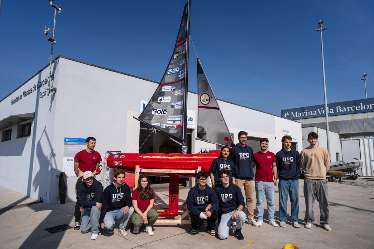 La UPC presenta Raig FNB, el velero autónomo construido por estudiantes de la Facultat de Nàutica de Barcelona que competirá en ‘La Micro Ruta de la Sal’.