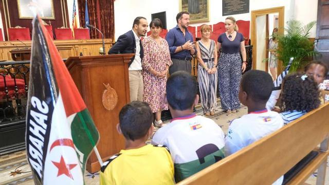 Los niños durante el acto de recepción celebrado este martes en el Ayuntamiento. | ÁXEL ÁLVAREZ