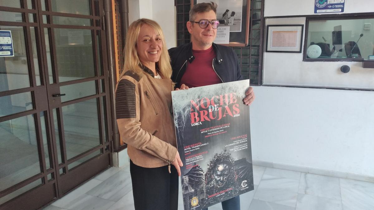 María Ángeles Mazuecos y Juan Francisco Ros, con el cartel de las actividades, este jueves.