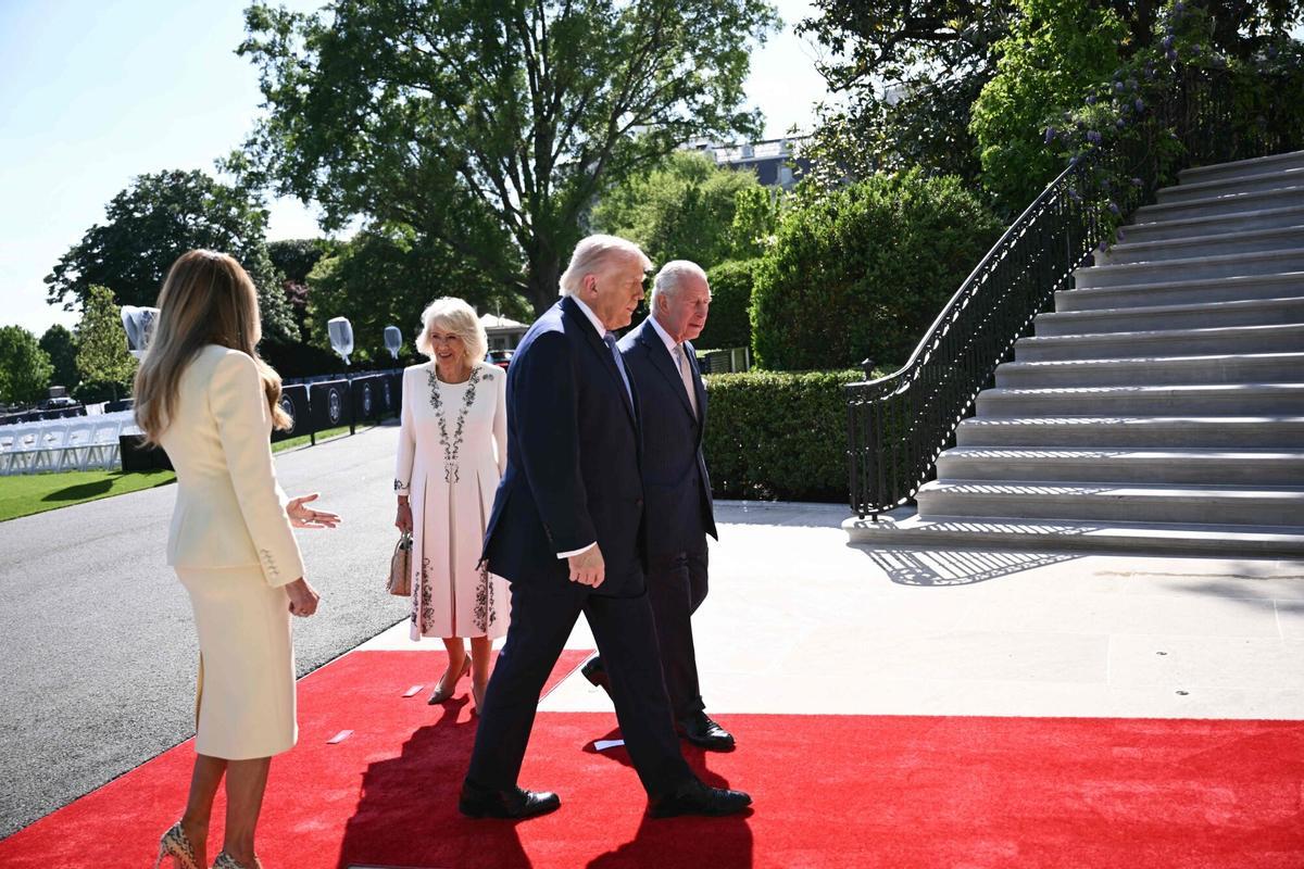 El presidente de Estados Unidos, Donald Trump, y la primera dama, Melania Trump, saludan al rey Carlos III y a la reina Camilla de Gran Bretaña