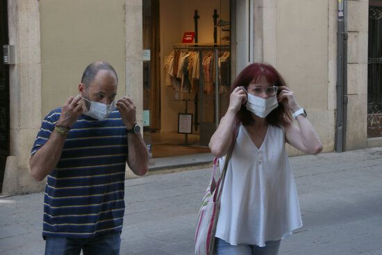 Primer dia sense mascaretes al carrer a Girona