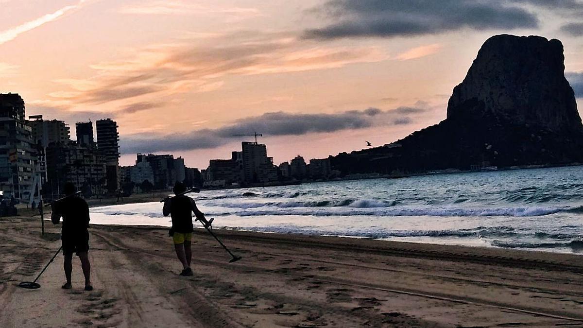 Buscar tesoros al alba en las playas de Calp | A. P. F.