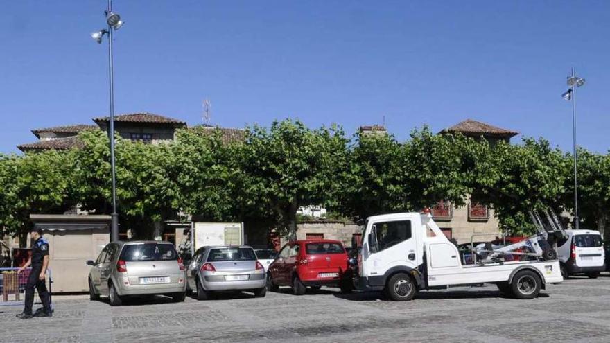 La grúa municipal, en la plaza de Fefiñáns. // Noé Parga