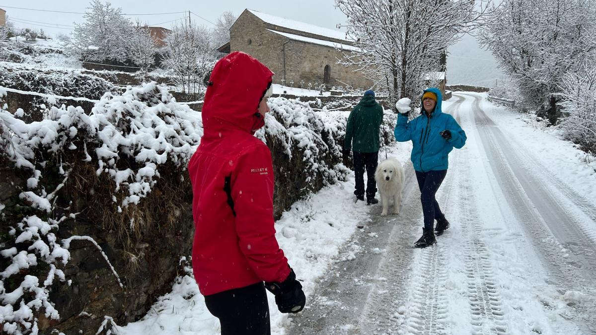 Una família jugant amb la neu, en una imatge d'arxiu.