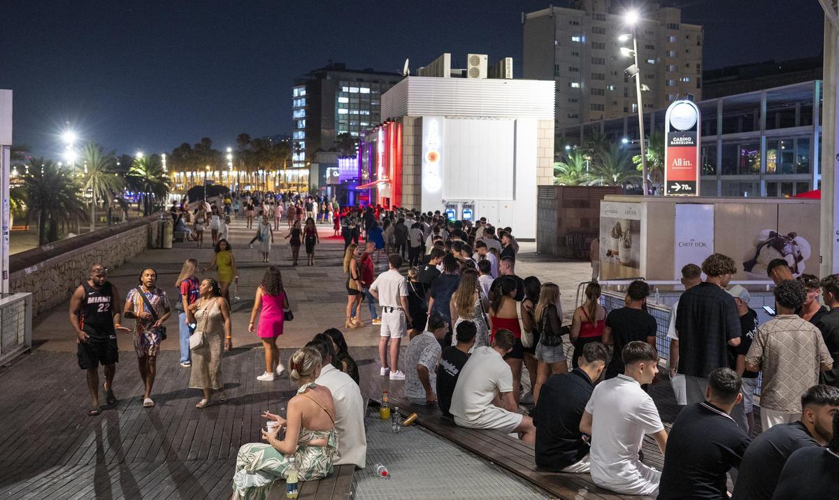 Ambiente en el eje de ocio del Front Marítim de la Barceloneta, la pasada noche del jueves.