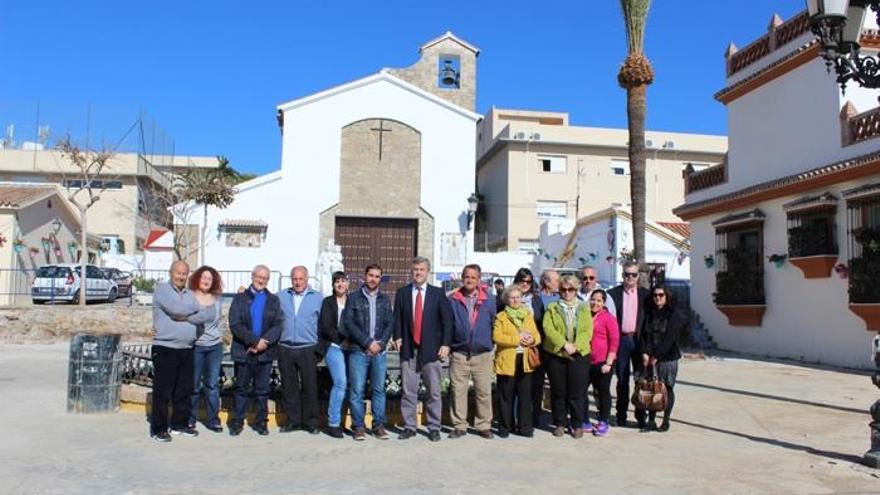 El alcalde de Estepona, José María García Urbano, con un grupo de vecinos, en la plaza Marqués de Valterra, con la iglesia de la Virgen del Carmen al fondo.