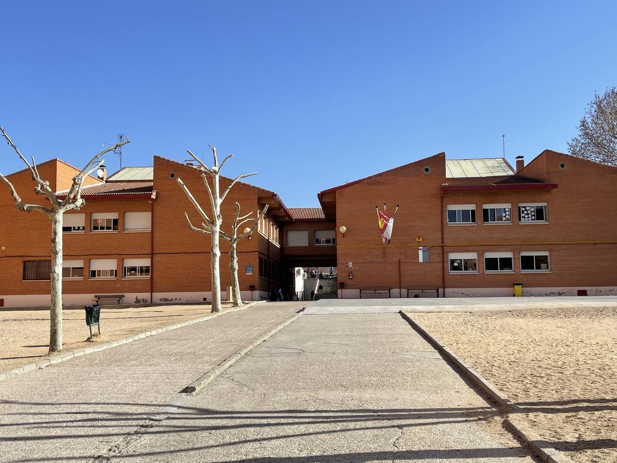 Patio y edificios del colegio implicado