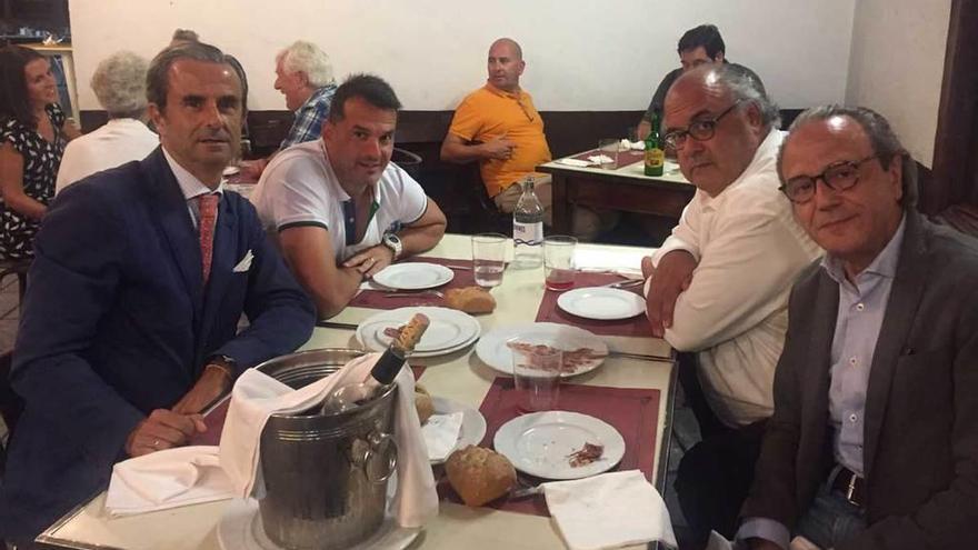 Por la izquierda, Ignacio Álvarez-Buylla, Esteban Suárez, Carlos del Campo y Toni Fidalgo, durante la cena.