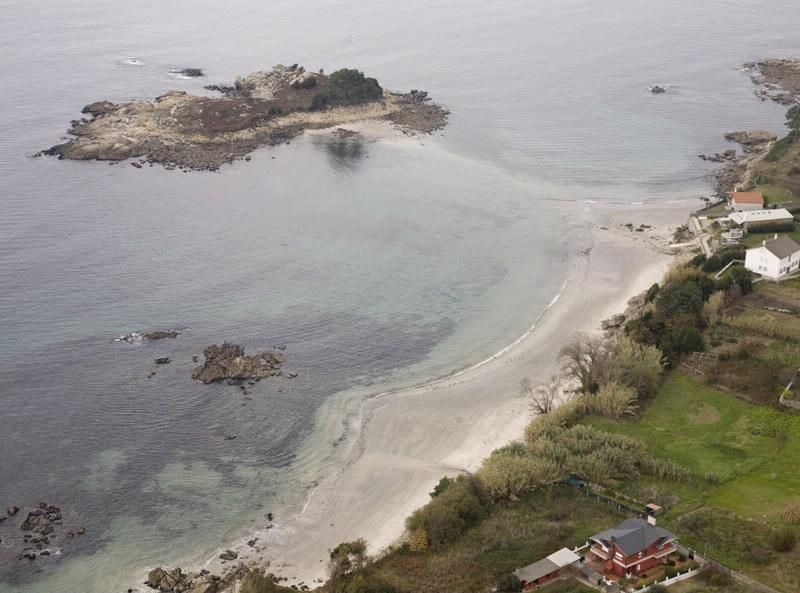 La isla a unos metros de la parroquia de Ardán, en Marín.