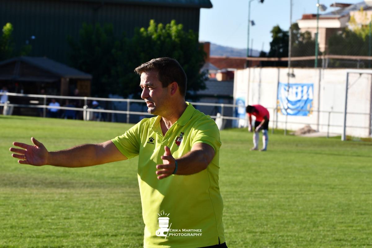 Sergio Lagunas, técnico del Calamocha, da indicaciones a sus jugadores.