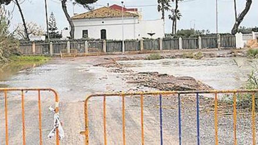 El oleaje inunda paseos y viales castigando aún más el maltrecho litoral de Castellón