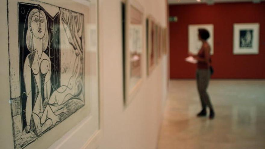 La Fundación Picasso ha revisado su colección de obras del artista malagueño para mostrar una selección que da cuenta de la vinculación que mantuvo durante toda su carrera con el clasicismo, y que se expone desde hoy, jueves 21 de junio de 2012, en su sala de exposiciones en la muestra &quot;La seducción clásica&quot;.
