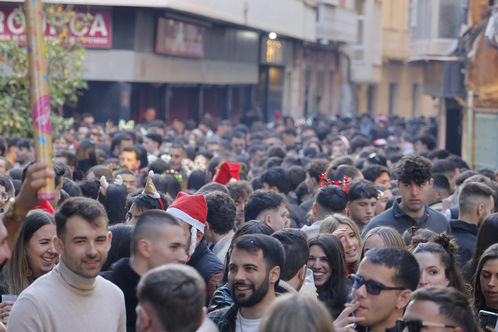 Las calles de Cartagena vibran con el 'tardeo' de Nochebuena