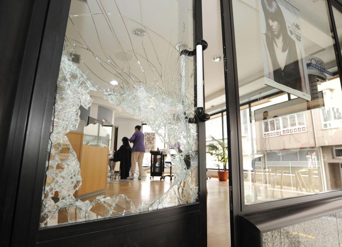 Destrozos en una peluquería, en la ola de asaltos a negocios de anteayer en Lalín. | // BERNABÉ/JAVIER LALÍN