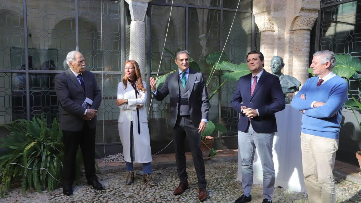 Ladislao Rodríguez, la delegada de Cultura, Marian Aguilar; el torero, Rafael González &quot;Chiquilín&quot;; el alcalde de Córdoba, José María Bellido y el director general de Cultura y Patrimonio del Ayuntamiento, Leopoldo Tena, inauguran la exposición en homenaje a Chiquilín