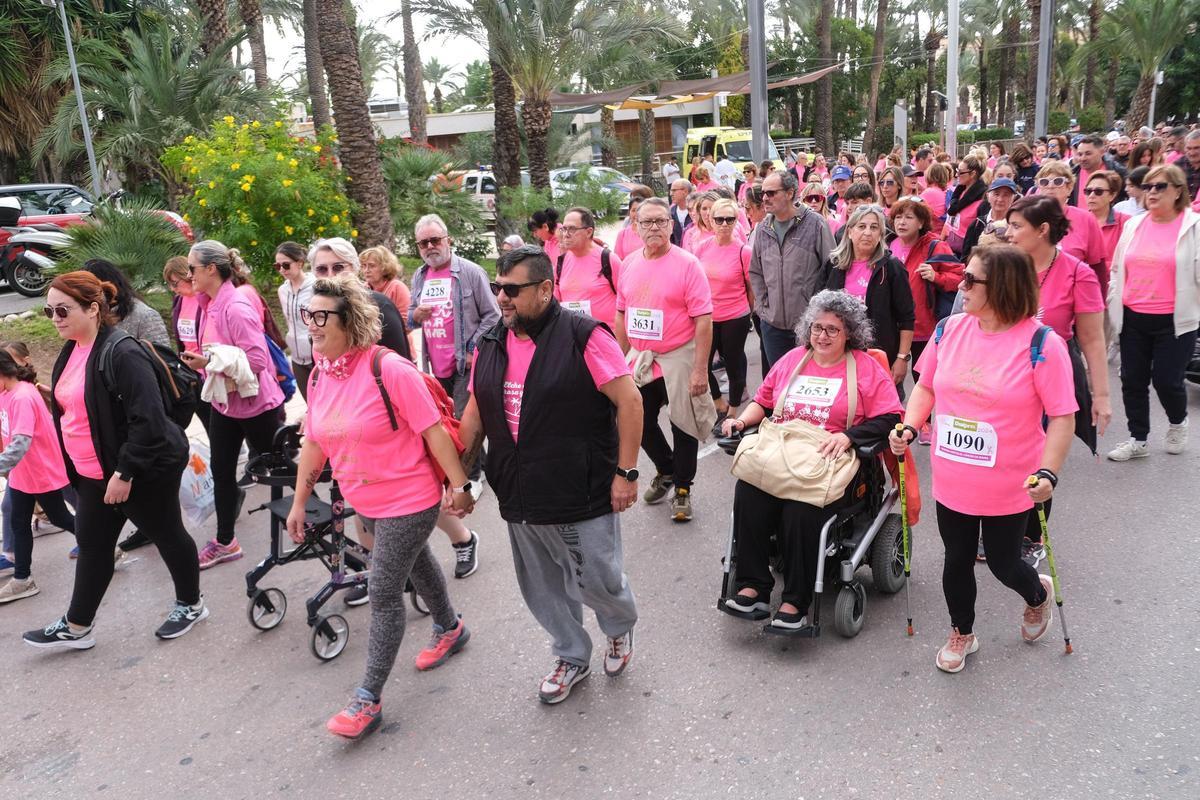 Las mejores imágenes de la carrera y marcha contra el cáncer de mama en ...