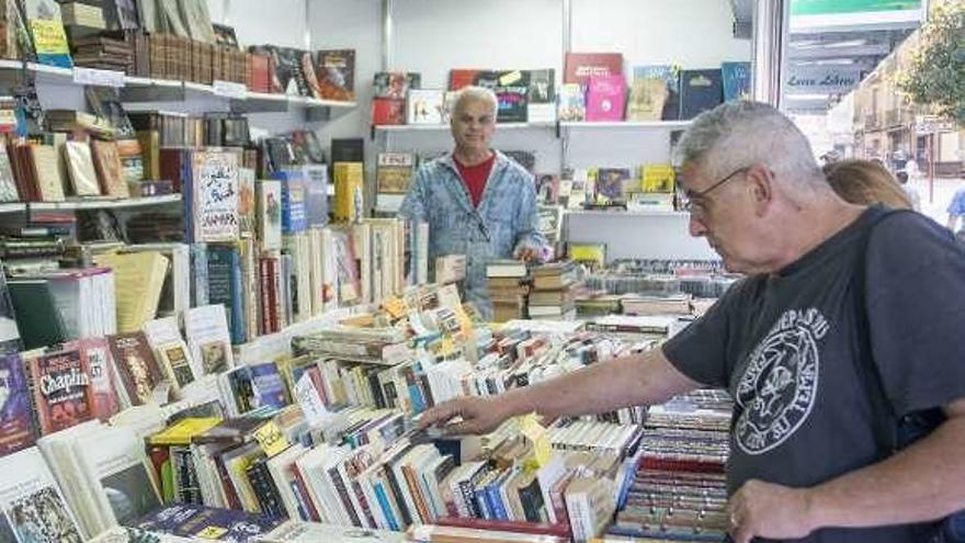 Un puesto en la Feria del Libro Antiguo y de Ocasión. // Carlos Peteiro