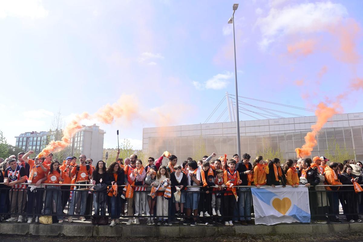 Llegada de los jugadores del Leyma al Coliseum antes del derbi frente al Obradoiro
