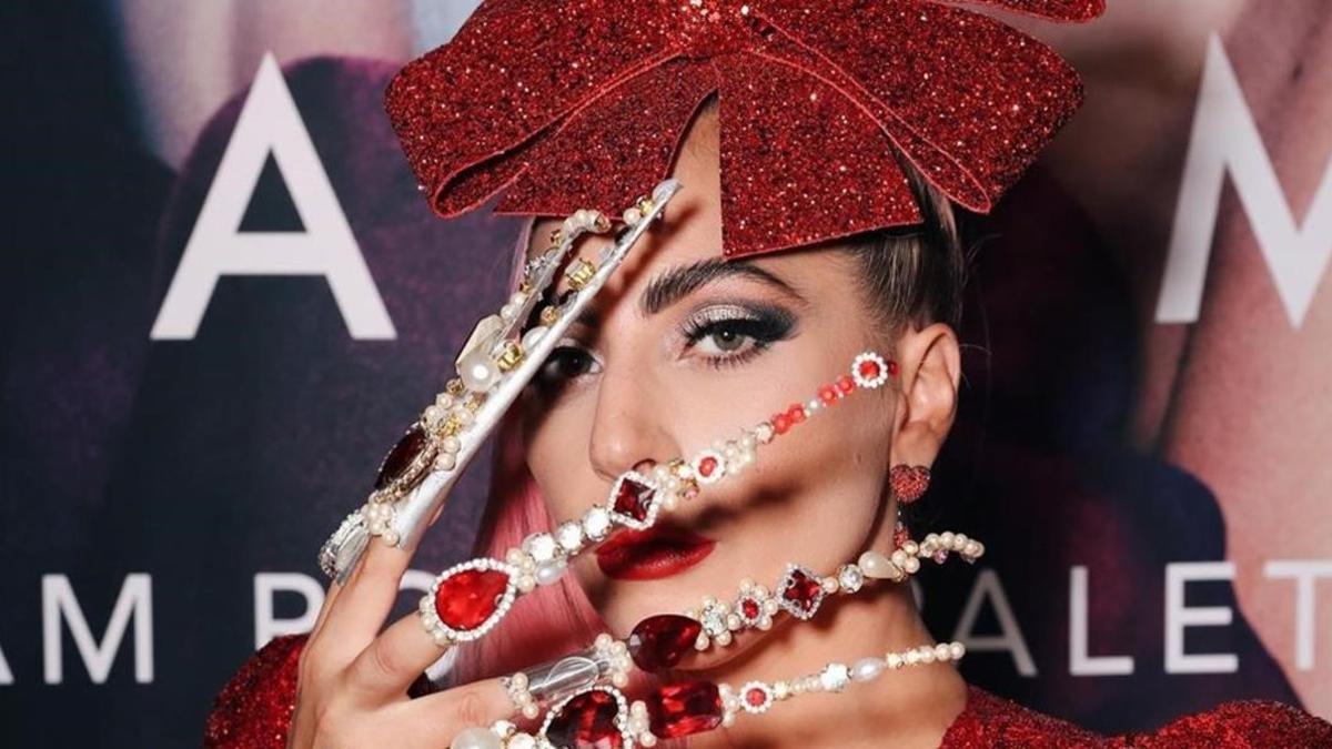 Lady Gaga compite con Rosalía con sus mejores uñas