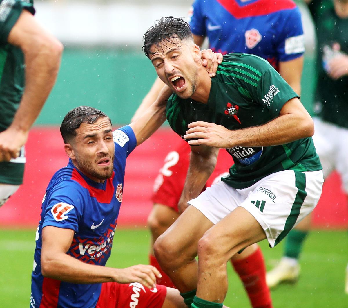 El Elche resbala en A Malata y frena su reacción (1-0) El Elche resbala en A Malata y frena su reacción (1-0)