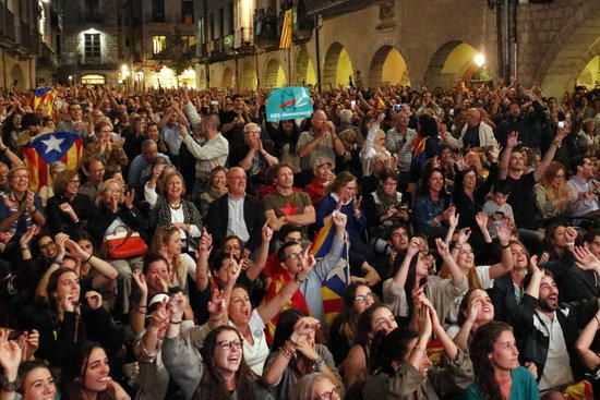 La gent veu la declaració de Puigdemont a la Plaça del Vi.