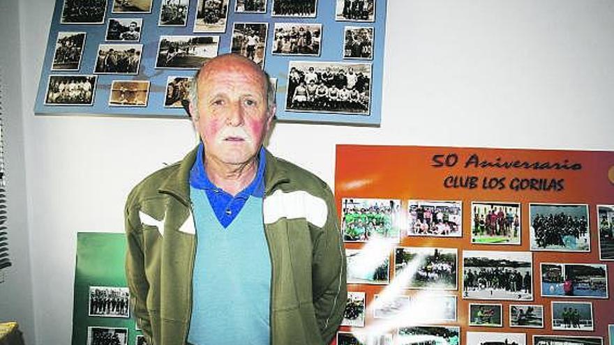 Amando Prendes, delante de unos carteles conmemorativos del 50.º aniversario del club, ayer, en Candás.
