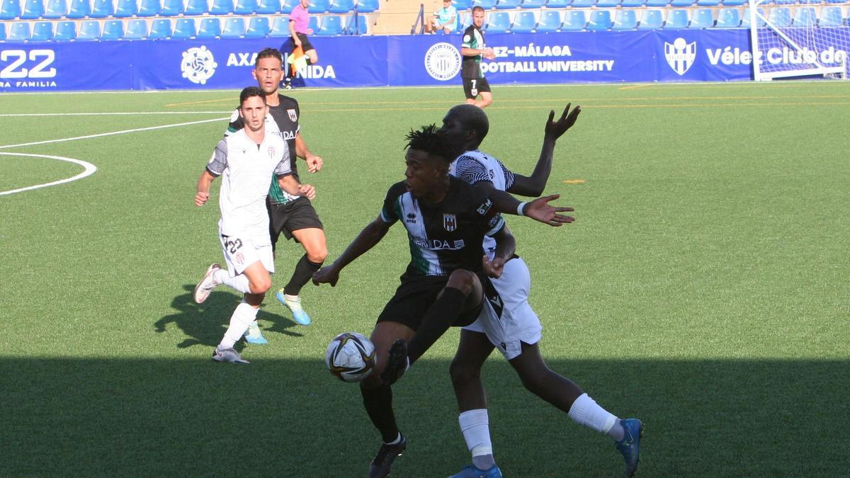 El romano Ebuka controla el balón durante el partido del domingo ante el Vélez.